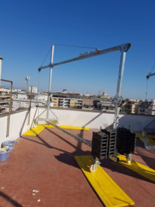 Installazione nel terrazzo di travi di sospensione a supporto per Navicella sospesa a fune